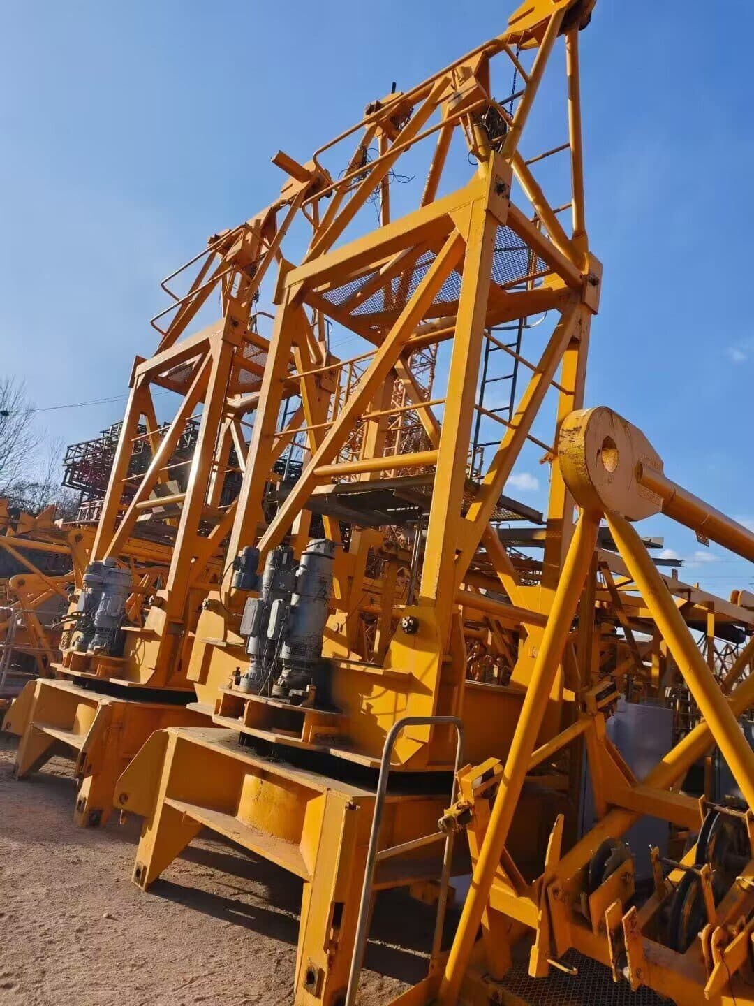 YONGMAO STT200-10T Flat-Top Tower Crane
