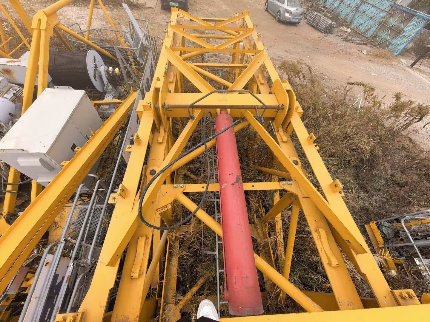 YONGMAO STT293-10T Long-Jib Flat-Top Tower Crane