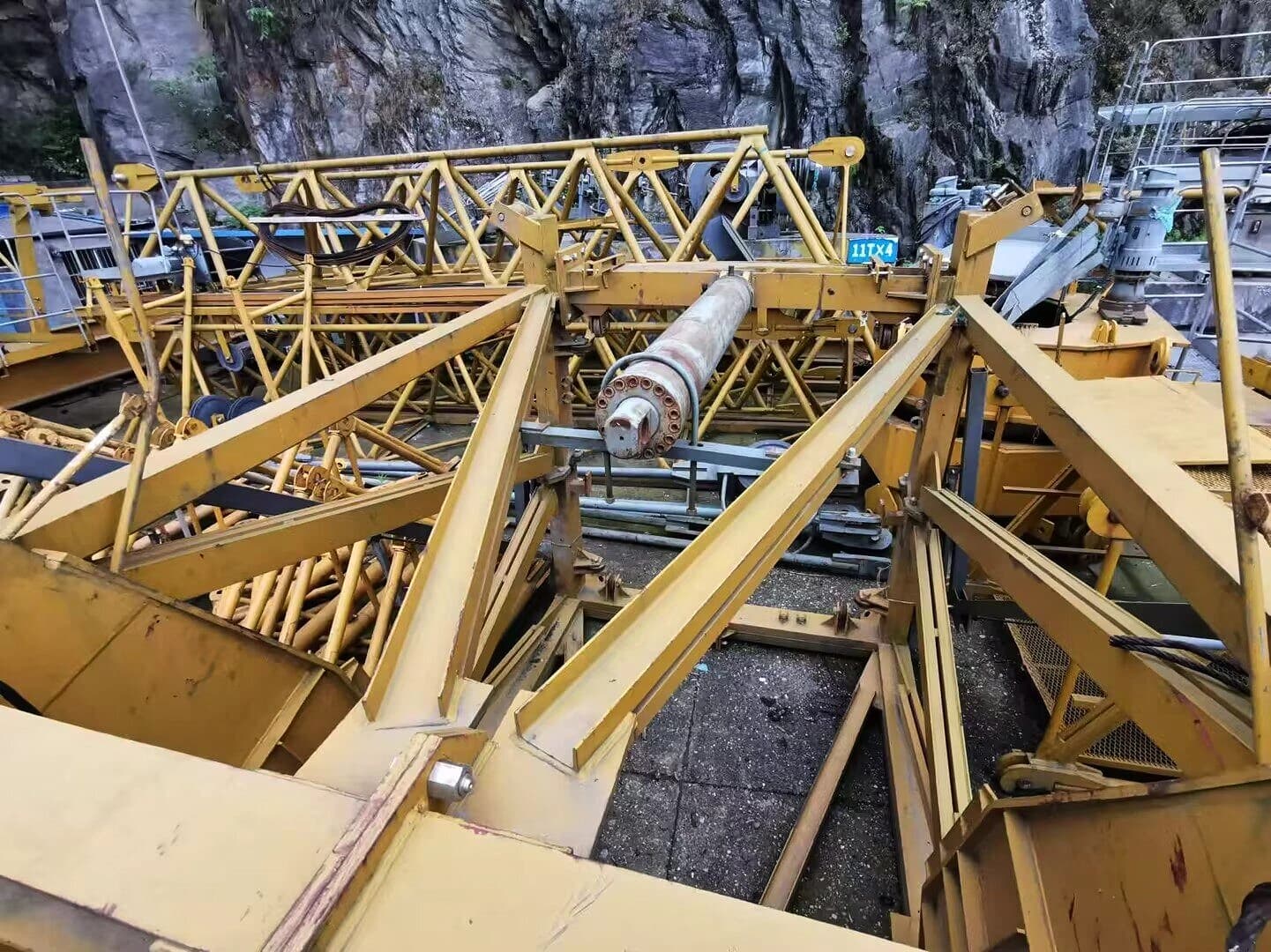 SCM QTZ7052-25 Extra-Heavy Flat-Top Tower Crane 4