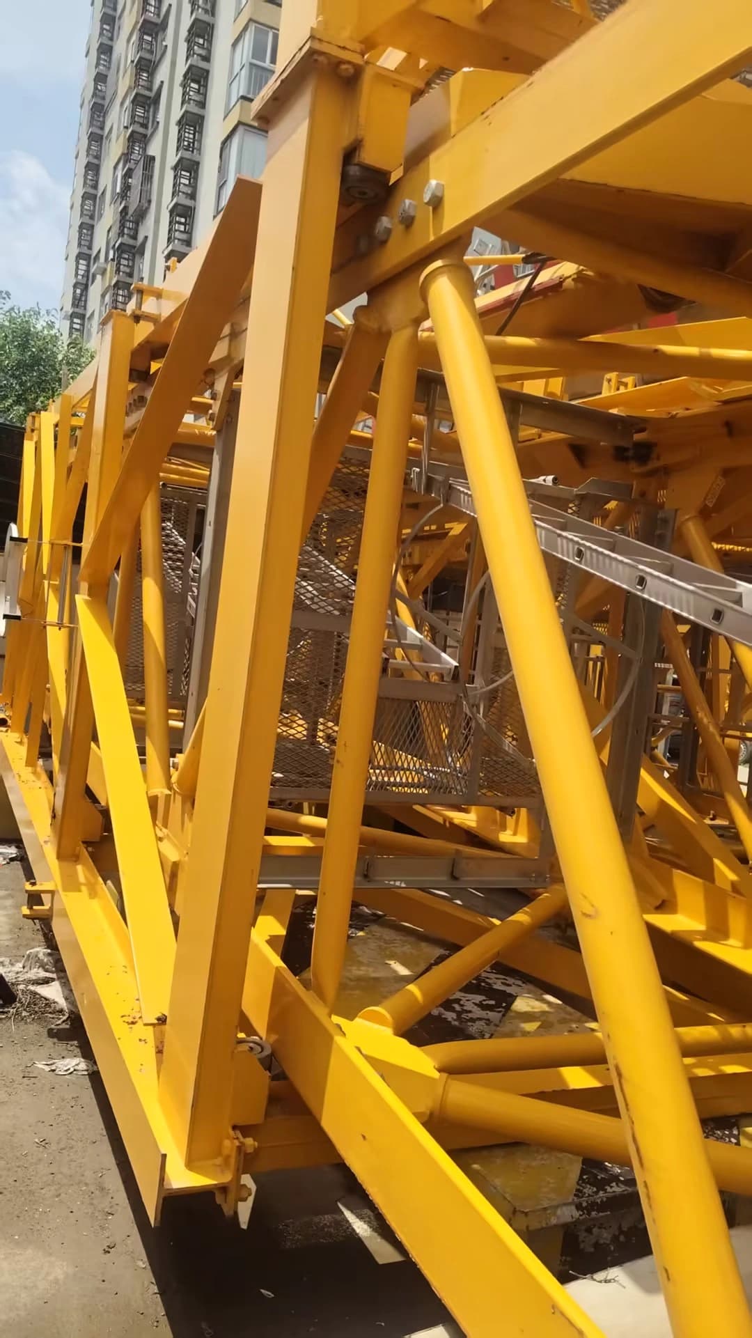 Used DAHAN 7530-16 Flat-Top Tower Crane 1