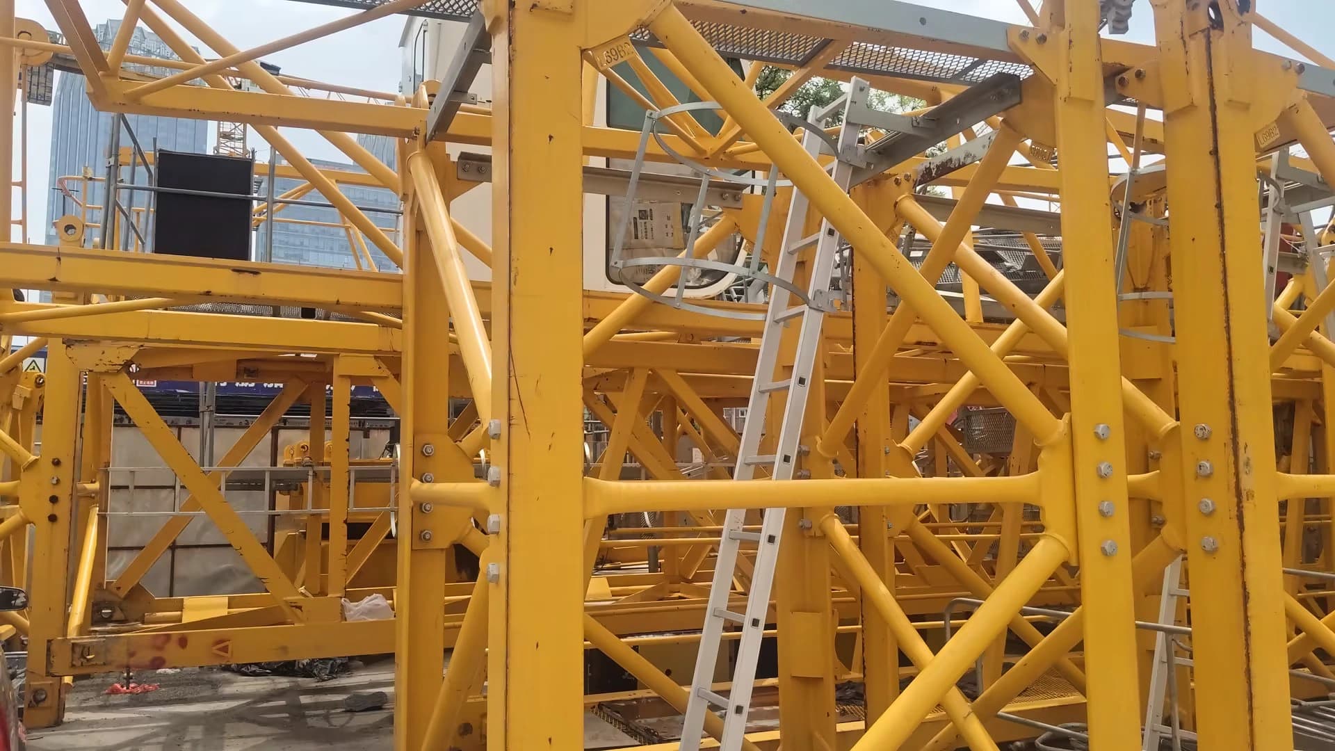Used DAHAN 7530-16 Flat-Top Tower Crane 2
