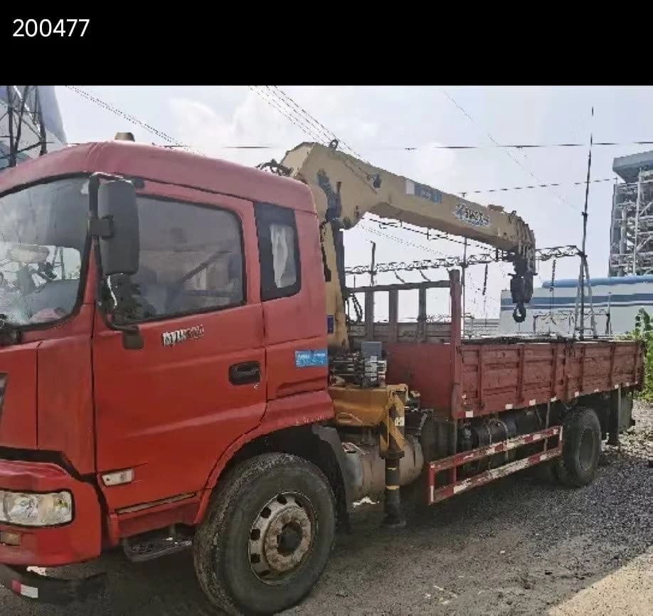 Used XCMG 8 Ton Truck-Mounted Crane 2