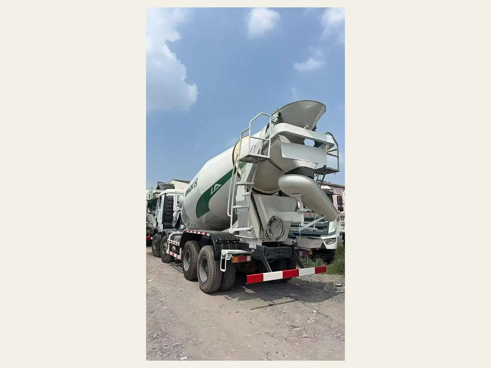 Used HOWO XCMG 12 m3 Lightweight Concrete Mixer Truck