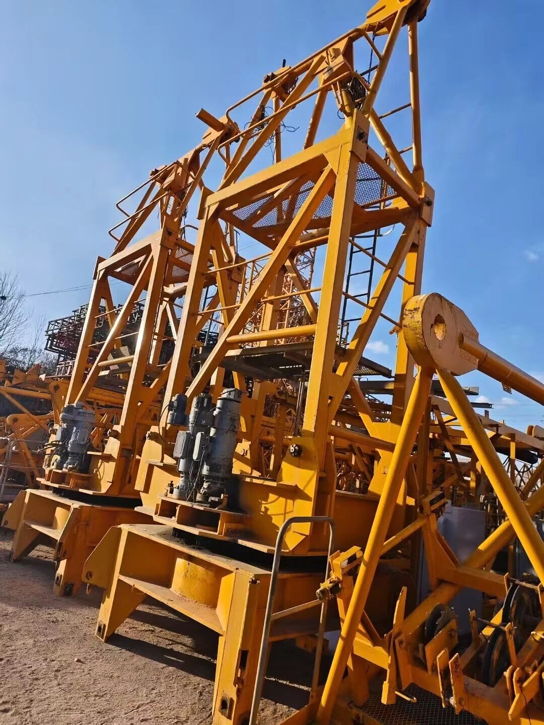 YONGMAO STT200-10T Flat-Top Tower Crane 1