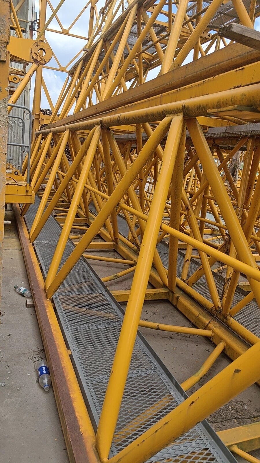 YONGMAO STT200-12 Flat-Top Tower Crane 1