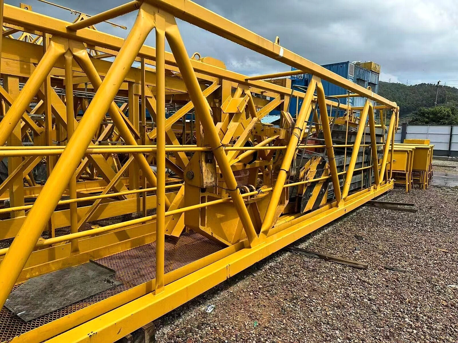 Luffing Jib vs Flat-Top Tower Crane: Which Should You Buy for Construction, Resale or Rental?