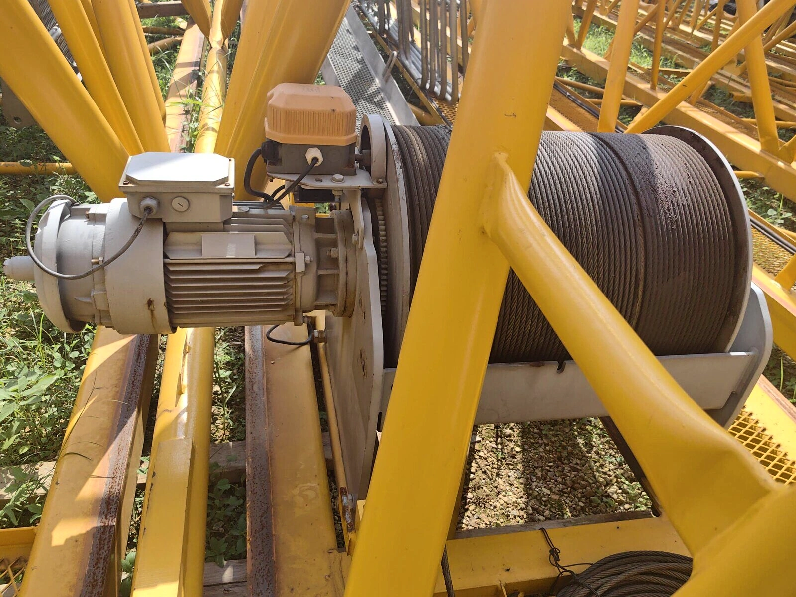 Conjunto de motor y tambor de cable de una grúa torre