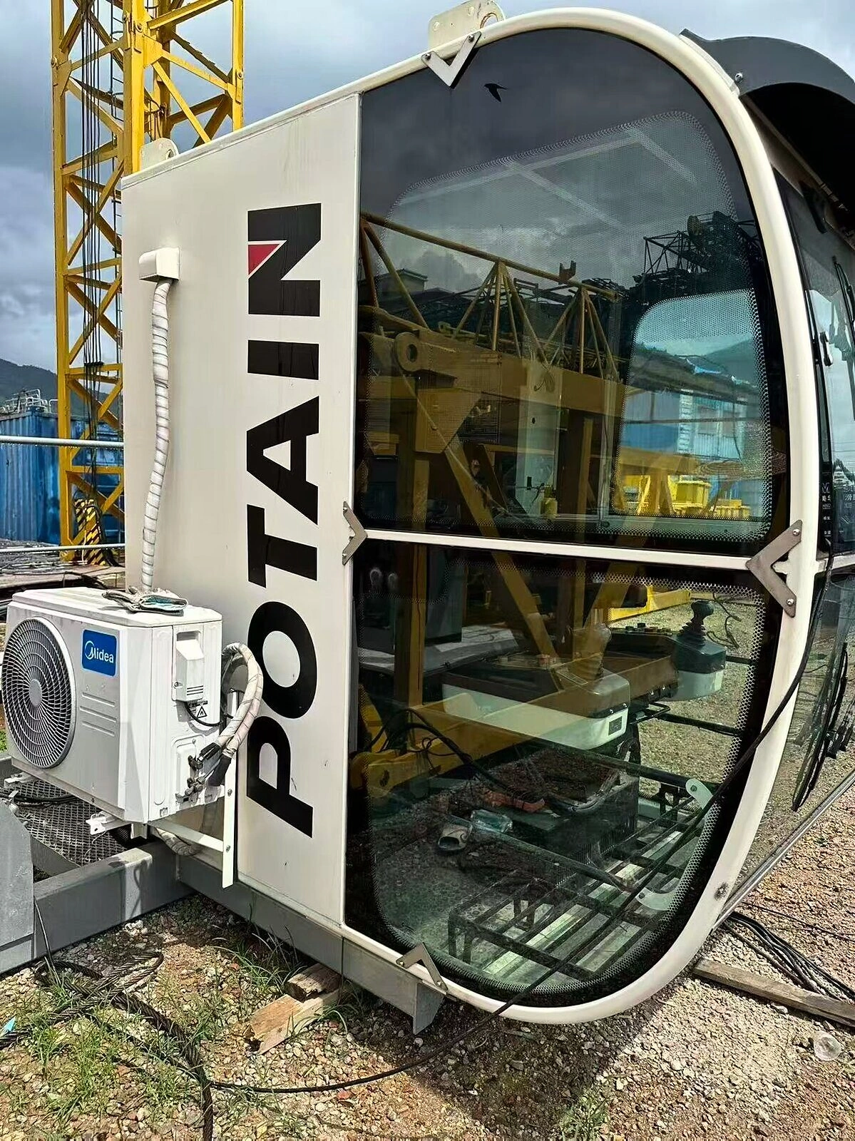 Cabina de una grúa Potain fotografiada en un parque de maquinaria