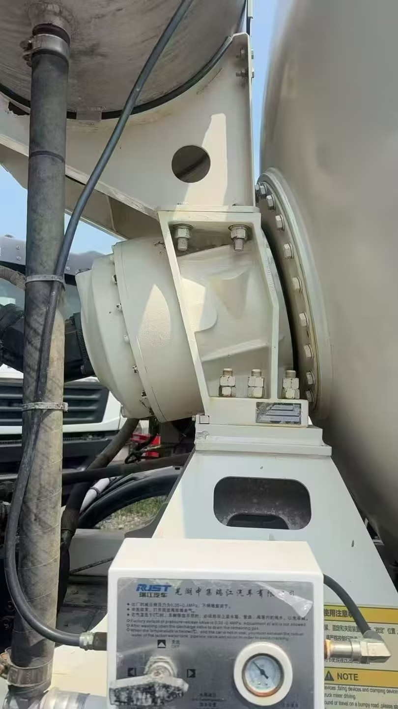 May 2021 Used HOWO XCMG 12 m3 Lightweight Concrete Mixer Truck 4