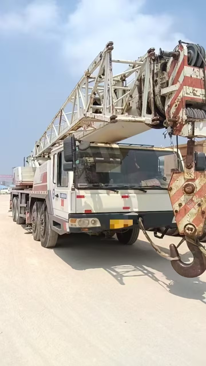 March 2011 Used ZOOMLION 70V Truck Crane 3